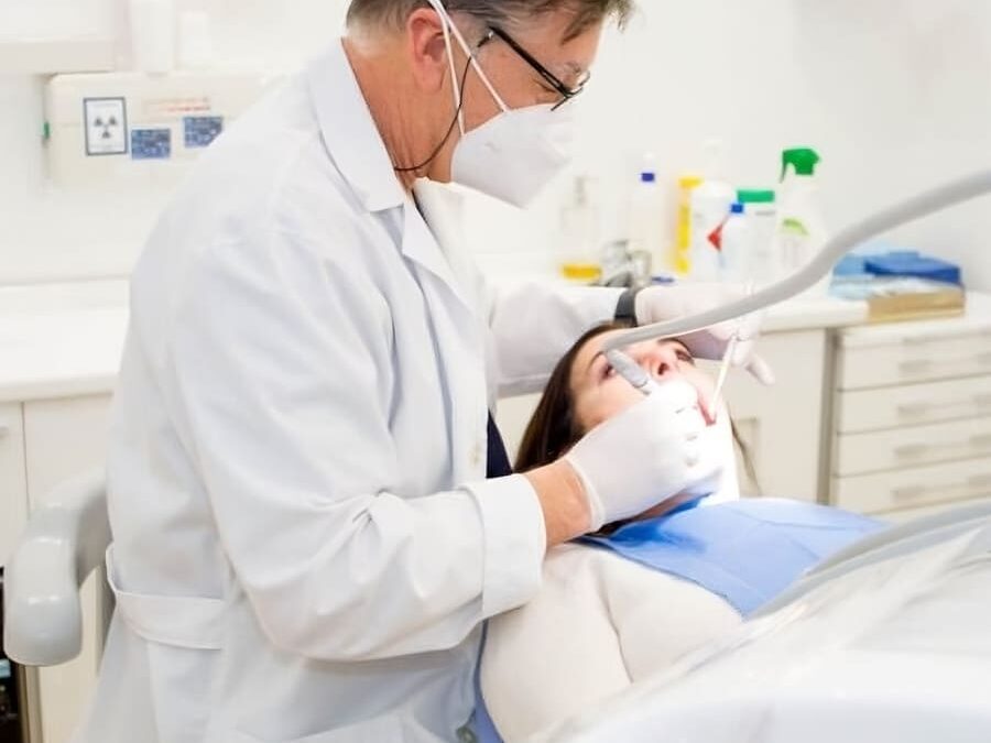 Implantes dentales en fumadores: ¿es posible el tratamiento?