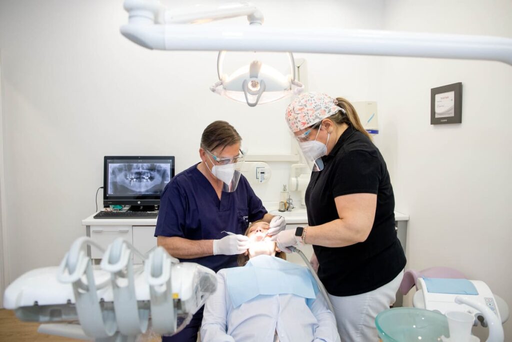 doctor salvo y ayudante tratando paciente