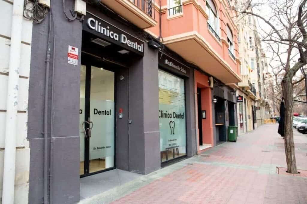 facahada de la clinica dental dr salvo