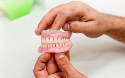 Cómo sujetar la prótesis dental inferior: Guía para comer con seguridad