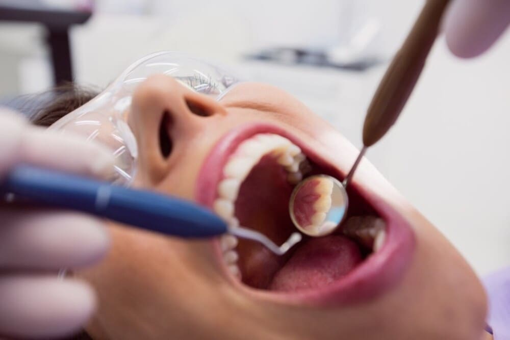 dentista examinando boca a un paciente