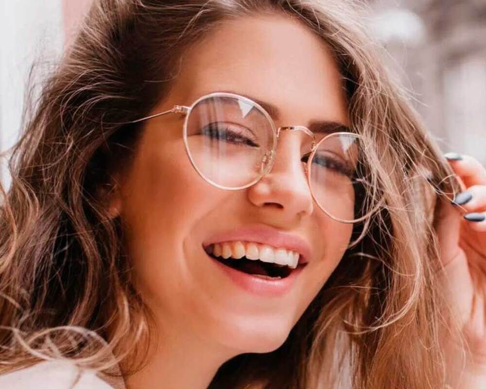 mujer con gafas riéndose
