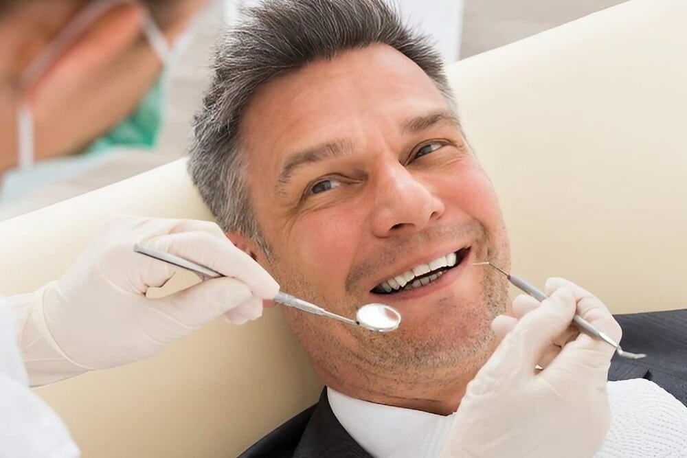 paciente masculino procedimiento dental
