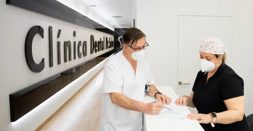 dentistas en la recepcion hablando