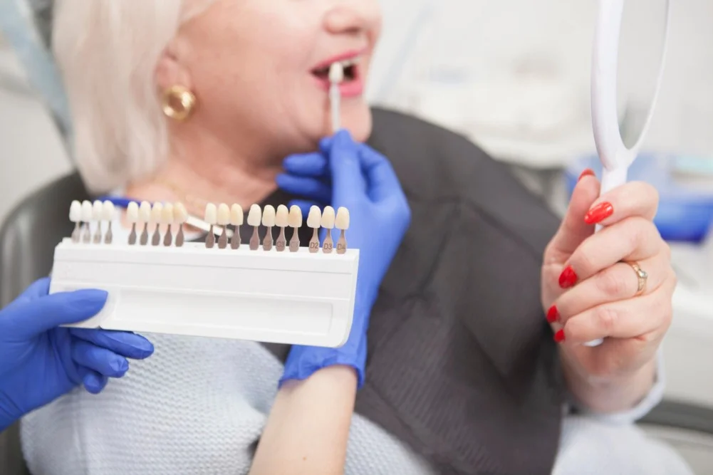 enfoque tabla dientes mano dentista mujer mayor