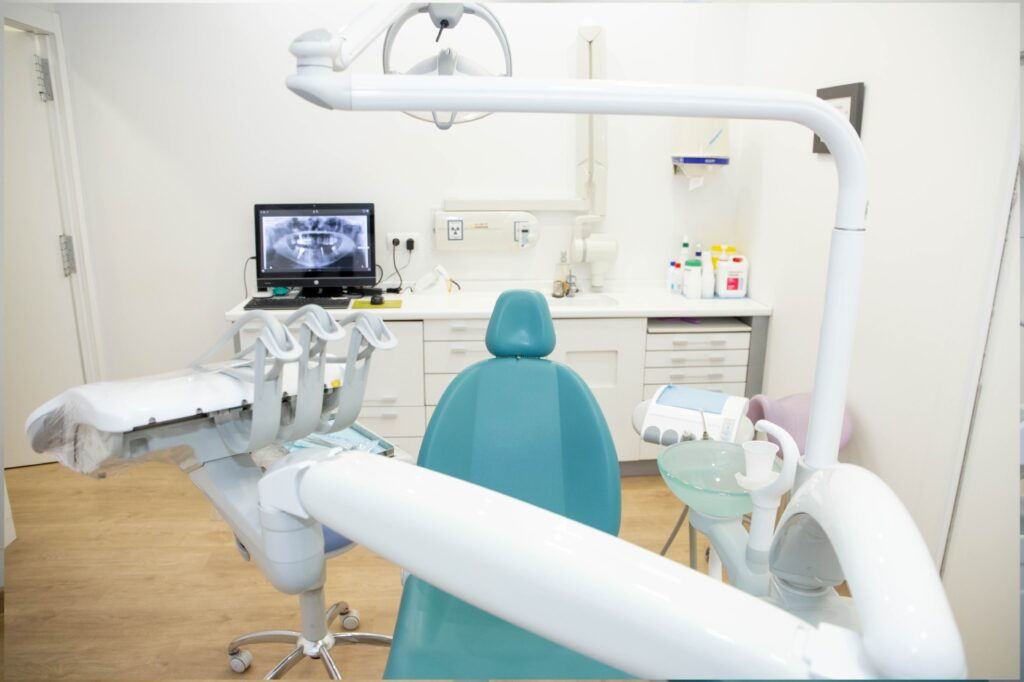 sala de dentista con silla azul