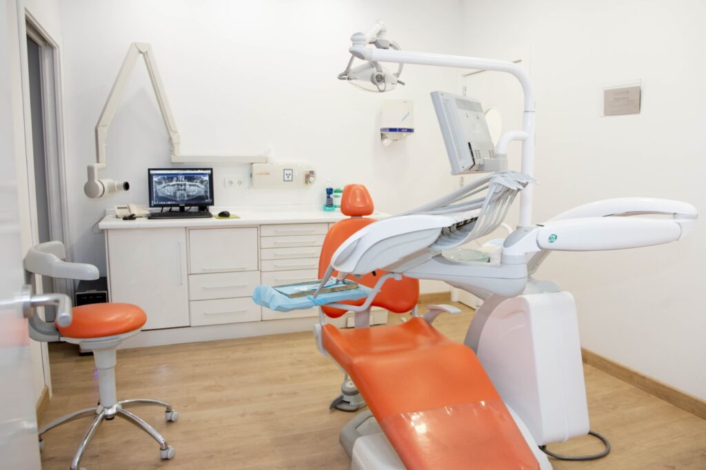 sala de dentista con sillon naranja