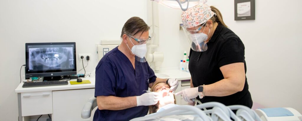dentista poniendo un implante dental
